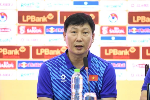 HLV Kim Sang-sik muốn học trò "không sợ hãi", tiết lộ Đặng Văn Lâm bắt chính