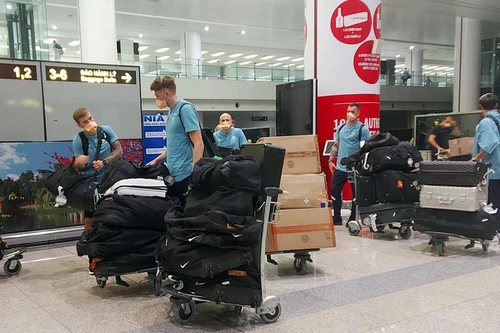 ĐT Australia tới Hà Nội, tuyển Việt Nam tập thả lỏng trên sân Mỹ Đình