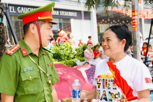 "Chú có mệt không, uống ngụm nước cho mát..."