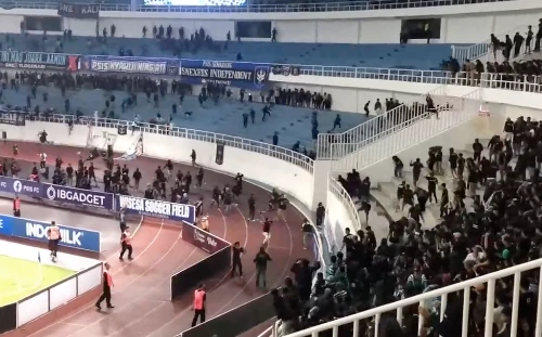 Bóng đá Indonesia lại xảy ra bạo loạn