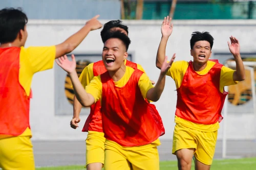 3 phút bùng nổ đưa THPT Nguyễn Gia Thiều vào vòng 1/16