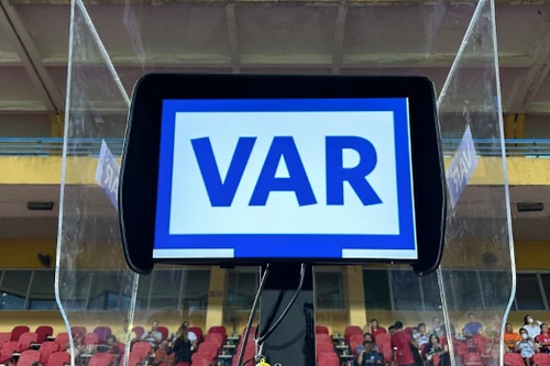 Vì sao VAR chưa thể 'phủ sóng' 100% ở V-League?