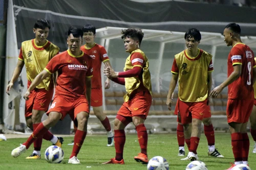 Thầy Park 'lùa' học trò ra sân tập làm quen khí hậu khắc nghiệt