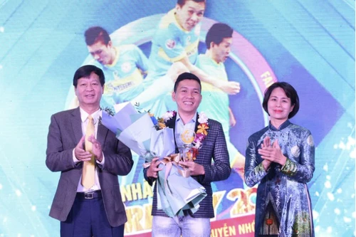 Cầu thủ "bỏ bóng cứu người" đoạt giải Fair-play 2020