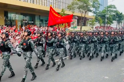 Quân và dân hòa ca rộn vang phố phường Thủ đô