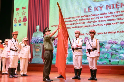 [ẢNH] Vinh dự lớn của người dân và cán bộ chiến sỹ Công an quận Bắc Từ Liêm 