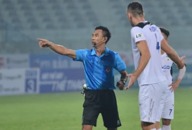 "Treo còi" trọng tài nương tay với bạo lực ở V-League