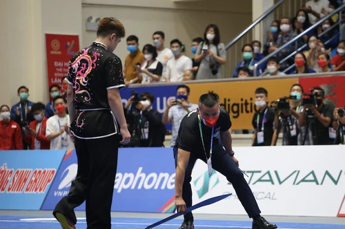 Hi hữu: Võ sỹ Malaysia để tuột lưỡi đao khi biểu diễn