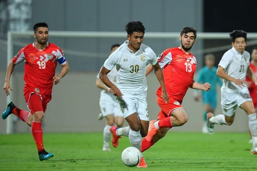 HLV Nishino phàn nàn thể lực cầu thủ Thái Lan