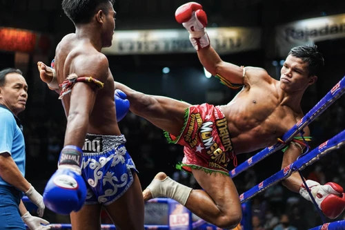 Võ sỹ Kun Khmer đấu Muay Thái trên... sân bóng đá ngày 8-3