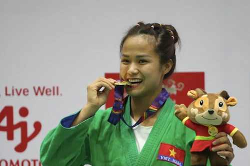 Tô Thị Trang: "Hi vọng tấm HCV này giúp bố tôi mau khỏi bệnh"