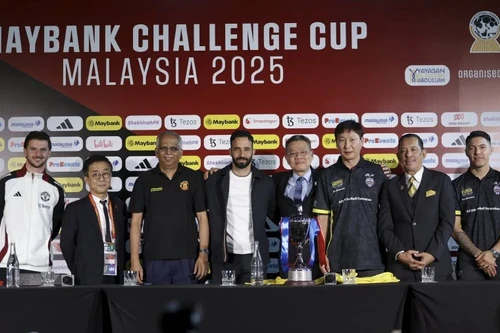 HLV Kim Sang-sik có 4 tuyển thủ Australia giúp sức đấu Man Utd