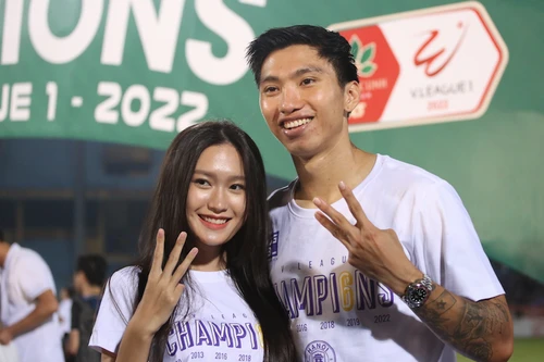 Văn Hậu cùng bạn gái tươi rói trong ngày Hà Nội FC đăng quang