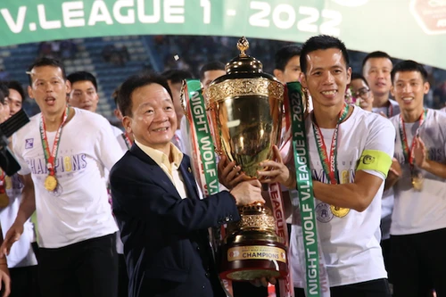 Tiền đạo Văn Quyết và HLV Chu Đình Nghiêm xuất sắc nhất V-League 2022