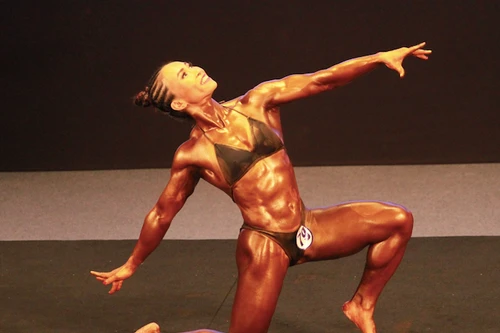 Nữ lực sỹ Việt phô diễn vẻ đẹp hình thể