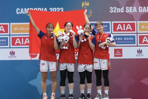 Trưởng đoàn Việt Nam rơi nước mắt vì tấm HCV bóng rổ lịch sử