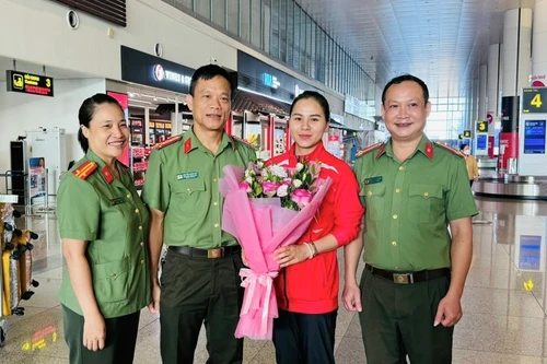 Xạ thủ Trịnh Thu Vinh được chào đón khi về nước