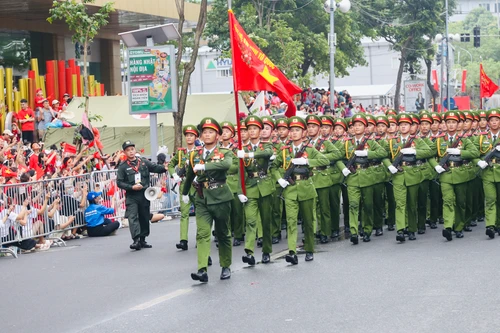 Các khối Công an diễu binh trong tiếng hò reo, chào đón của nhân dân