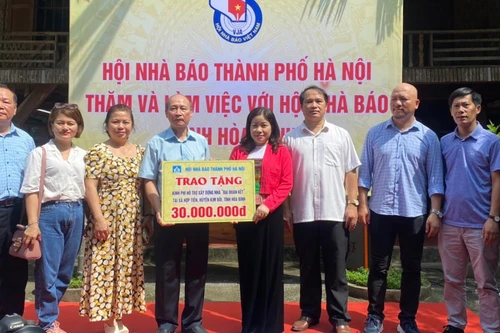 Hội Nhà báo Hà Nội hỗ trợ xây nhà Đại đoàn kết tại Hoà Bình