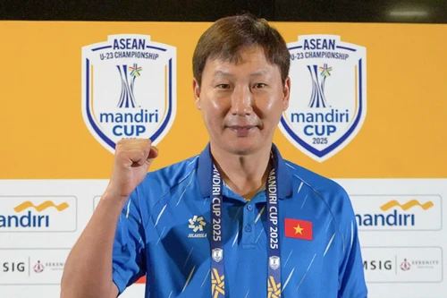 Việt Nam lại "đụng" Indonesia, chờ tài HLV Kim Sang-sik