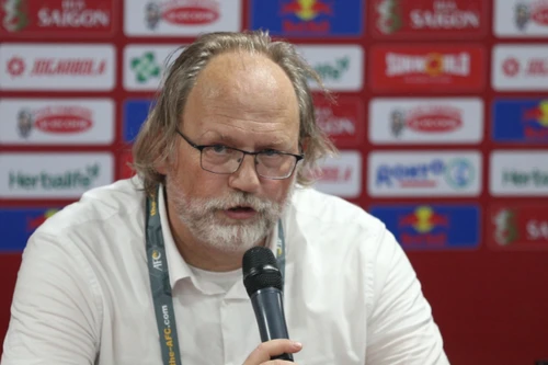 HLV người Bỉ hứa giúp sức tuyển Việt Nam đi tiếp