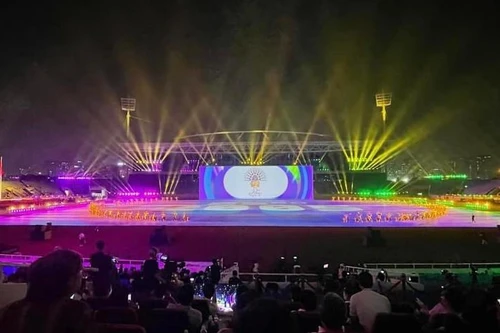 Nghệ thuật ánh sáng kết hợp pháo hoa rực rỡ tại lễ khai mạc SEA Games 31
