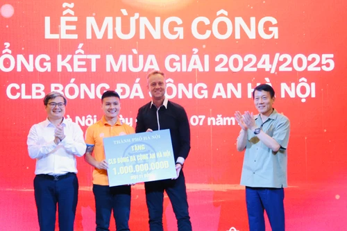 CLB Công an Hà Nội tưng bừng mừng công mùa giải 2024/25