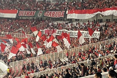 Bắt quả tang cổ động viên Indonesia mang rượu, pháo sáng vào sân