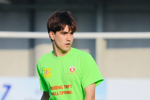 Chàng 'Tây' trên sân bóng đá học sinh là ai?