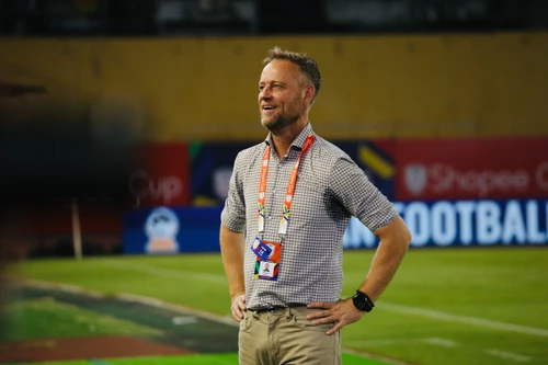 HLV Polking ngợi khen học trò, chỉ ra 'vật cản' khi làm khách tại Thái Lan