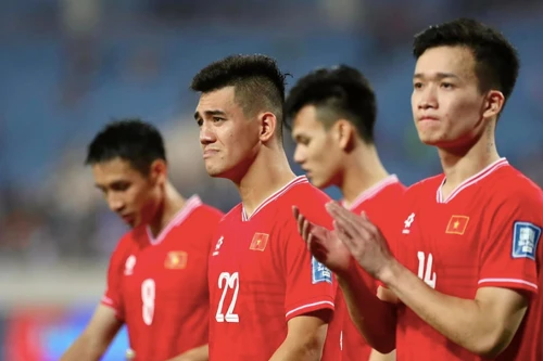 Tụt hậu với láng giềng, bóng đá Việt Nam đỏ mắt tìm "thế hệ vàng" mới