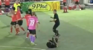 'Treo giò' vĩnh viễn cầu thủ đấm gục trọng tài ở giải phong trào
