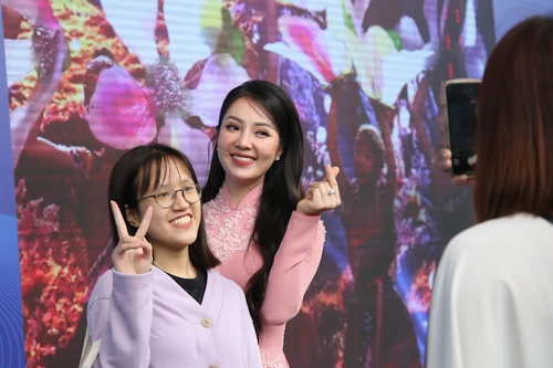 Hình ảnh cuộc gặp gỡ giữa các thế hệ người làm báo trên cả nước