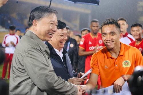 Bộ trưởng Tô Lâm xuống sân thưởng "nóng" CLB Công an Hà Nội