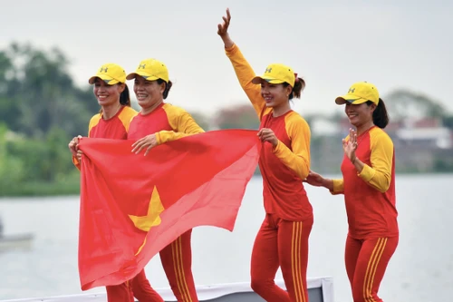 4 cô gái chèo thuyền 'mở hàng' HCV cho đoàn Việt Nam ngày 11-5