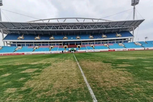 V-League trở lại với ồn ào "mặt sân như mặt ruộng"