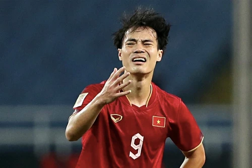 Hậu vệ Malaysia bất ngờ bênh Văn Toàn ở tình huống thẻ đỏ