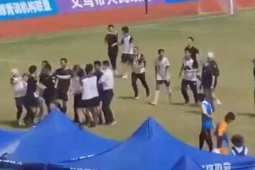 Trung Quốc: Cầu thủ U15 lao vào 'đánh hội đồng' trọng tài