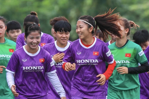 Tuyển nữ Việt Nam hứng khởi so giày đội hạng 3 thế giới