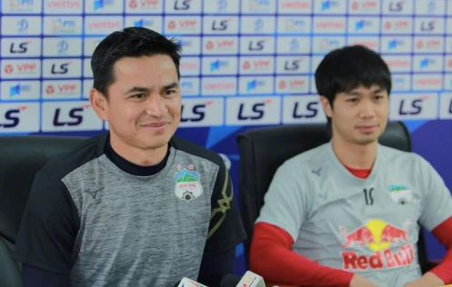 HLV Kiatisak bênh Công Phượng sau quả phạt đền hỏng