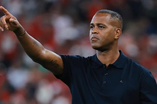 Indonesia họp bàn sa thải HLV Kluivert, chấp nhận đền bù tương đương 5 tỉ đồng?