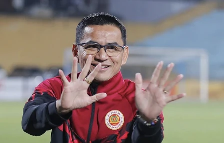 Kiatisak bất ngờ hồi hương truyền thông Thái Lan tò mò