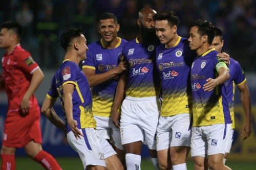 Thắng đẹp Hải Phòng, Hà Nội FC lên đỉnh bảng chờ... án phạt
