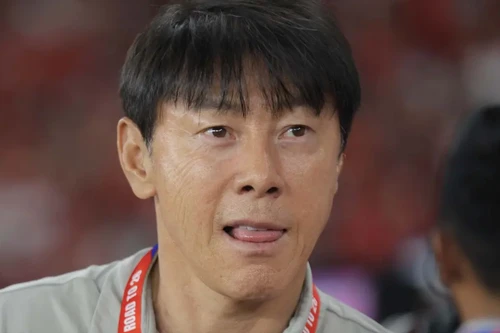 Ông Shin Tae-yong ở lại Indonesia chờ tiền bồi thường