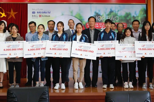 Giải golf Báo Đầu tư ủng hộ 1 tỷ đồng cho học sinh miền Trung