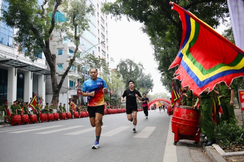 Sôi nổi Ngày chạy Olympic trong lực lượng Công an nhân dân