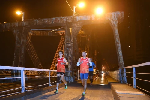 11.000 vận động viên tranh tài giải chạy đêm Hà Nội 2023