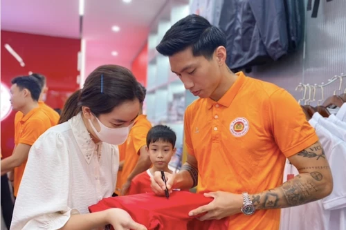 Người hâm mộ hào hứng mua áo đấu, xin chữ ký cầu thủ Công an Hà Nội