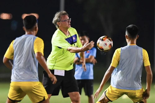 Vì sao "Phù thuỷ trắng" lùa U19 Việt Nam ra sân tập tới nửa đêm?