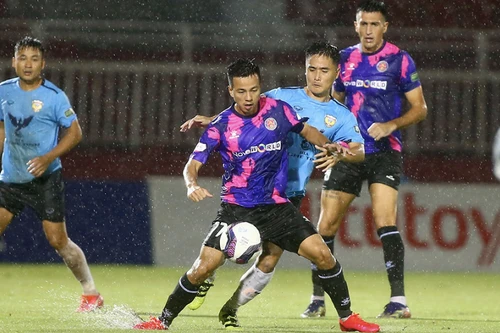 5 đội V-League cùng 'trốn chạy' suất xuống hạng